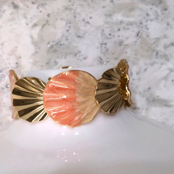 Unique Seashell Stretch Bracelet - Picture 3 of 5